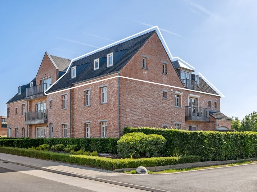 ‘s Ochtends genieten van een kopje koffie op het zonnige terras met uitzicht op het groen? Welkom in dit charmante dakappartement, vlakbij het dorp va